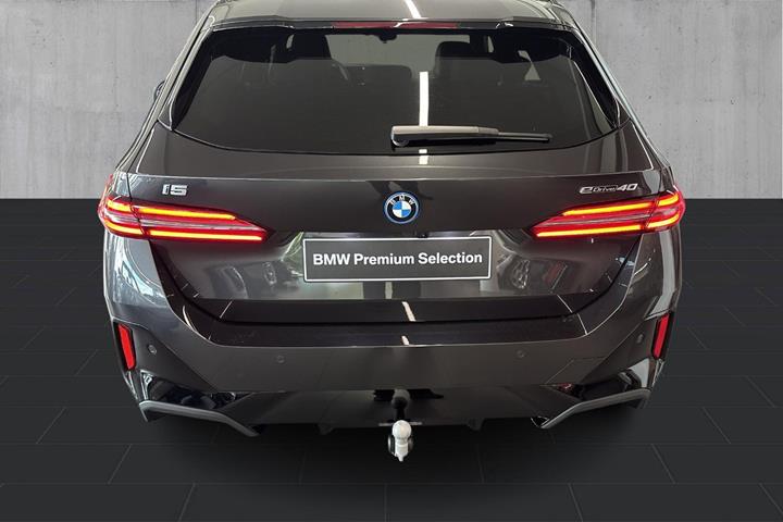 Grå BMW i5 fra 2026