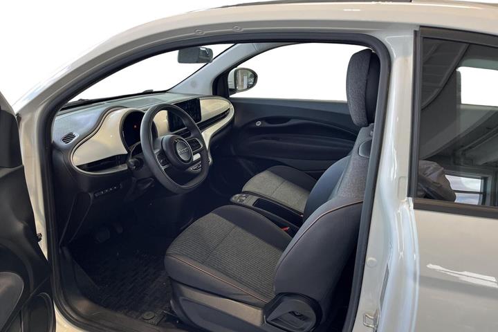 Hvid Fiat 500e fra 2022