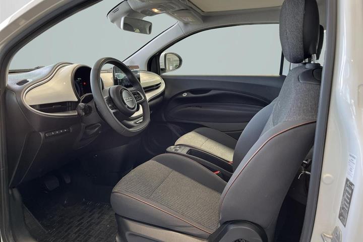 Hvid Fiat 500e fra 2022