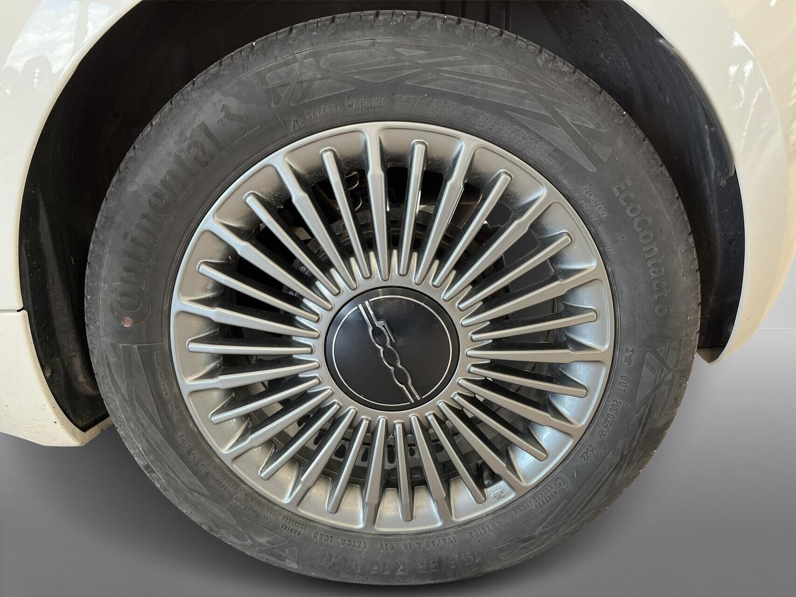Hvid Fiat 500e fra 2022