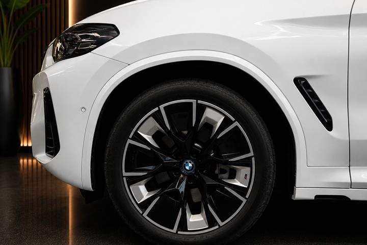 Hvid BMW iX3 fra 2022