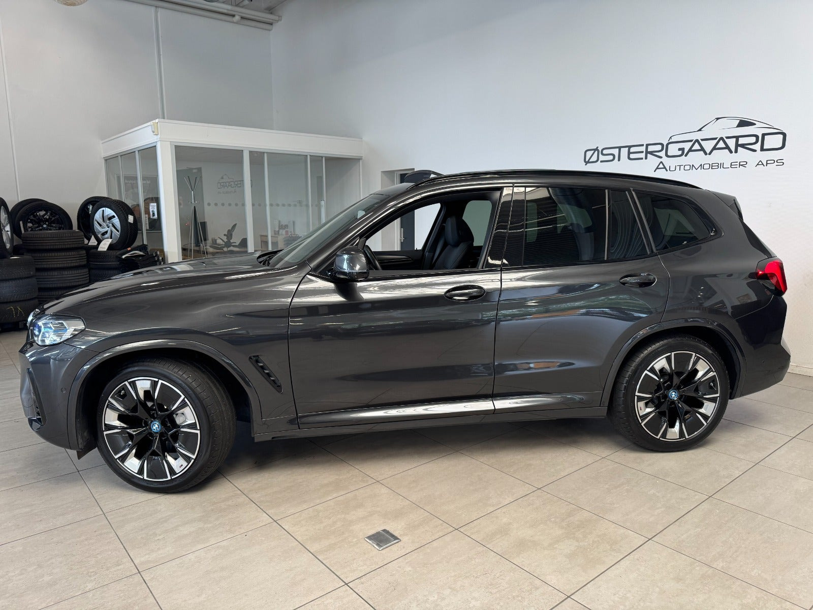 Grå BMW iX3 fra 2025