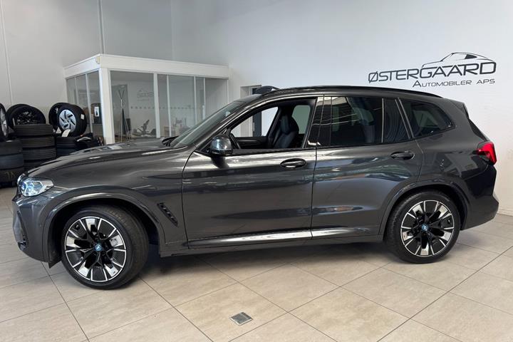 Grå BMW iX3 fra 2025