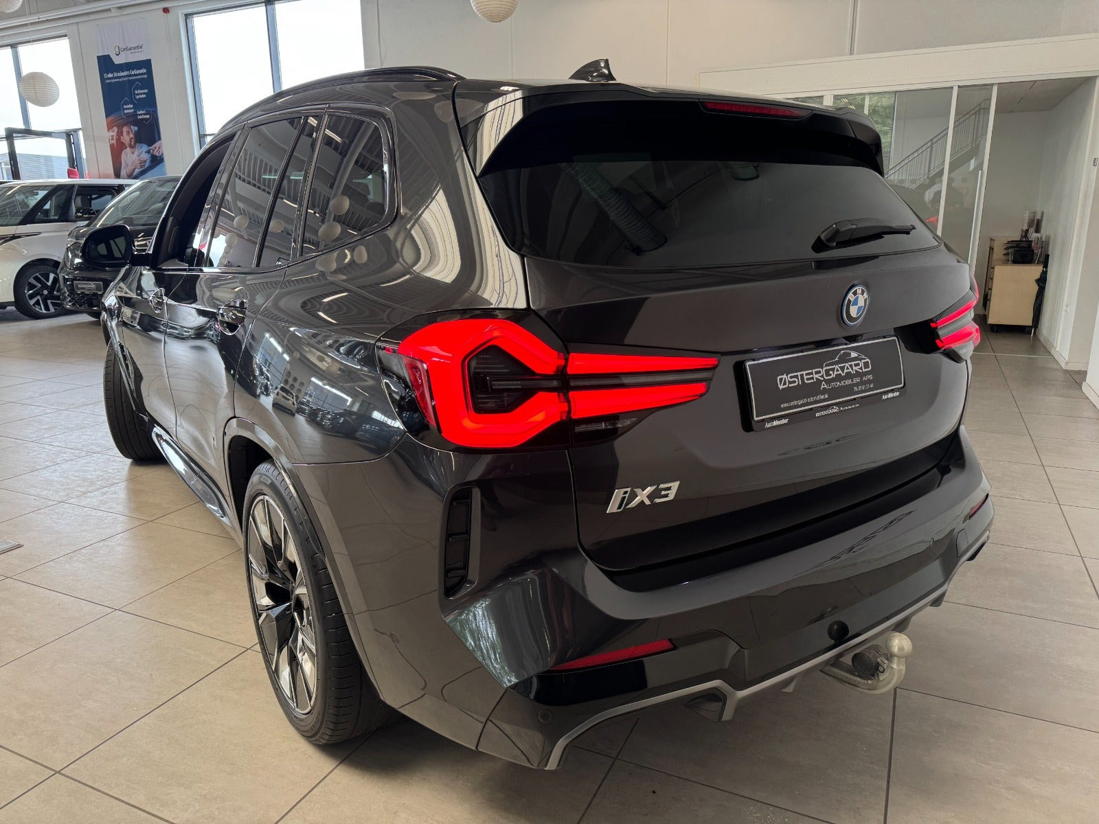 Grå BMW iX3 fra 2025