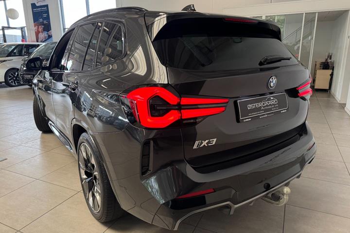 Grå BMW iX3 fra 2025