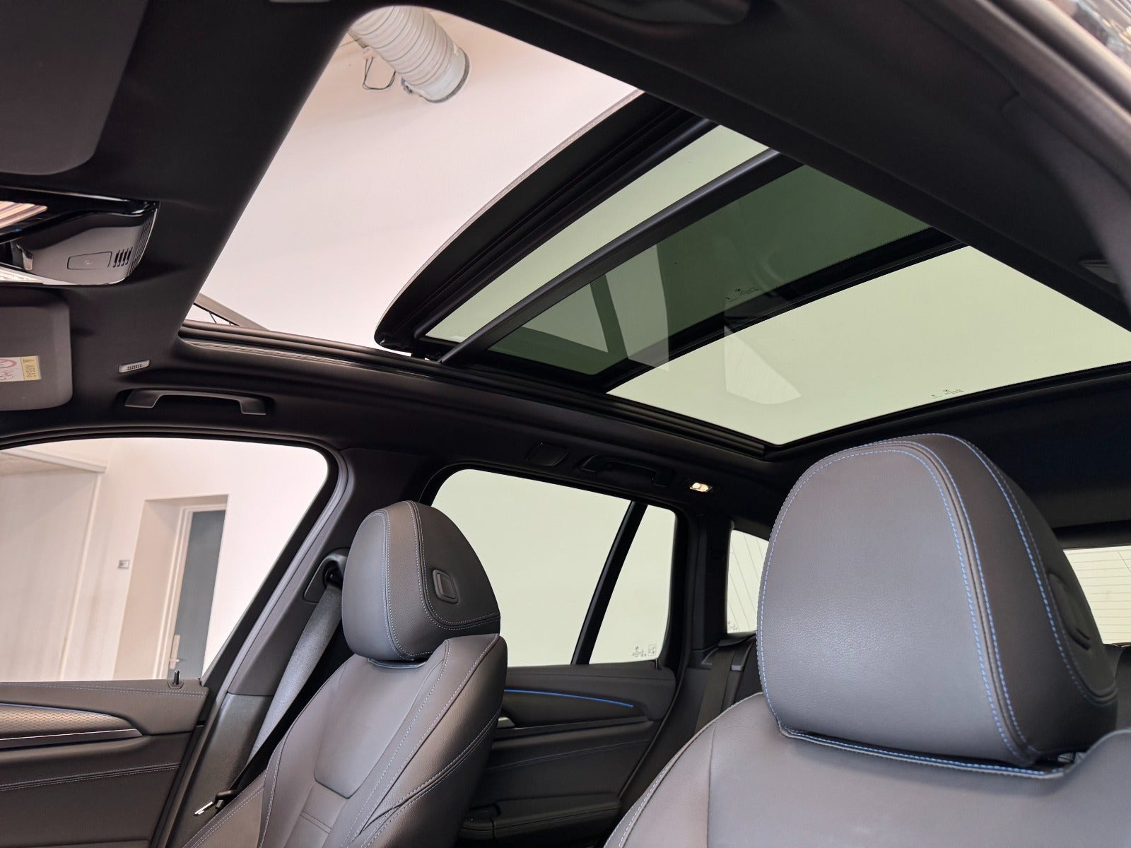 Grå BMW iX3 fra 2025