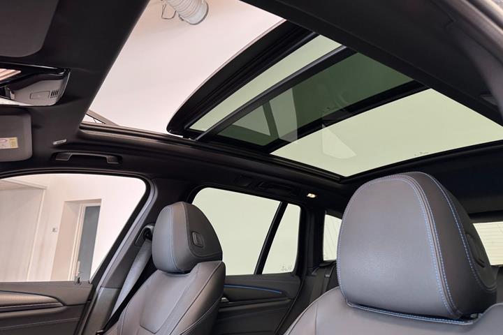 Grå BMW iX3 fra 2025