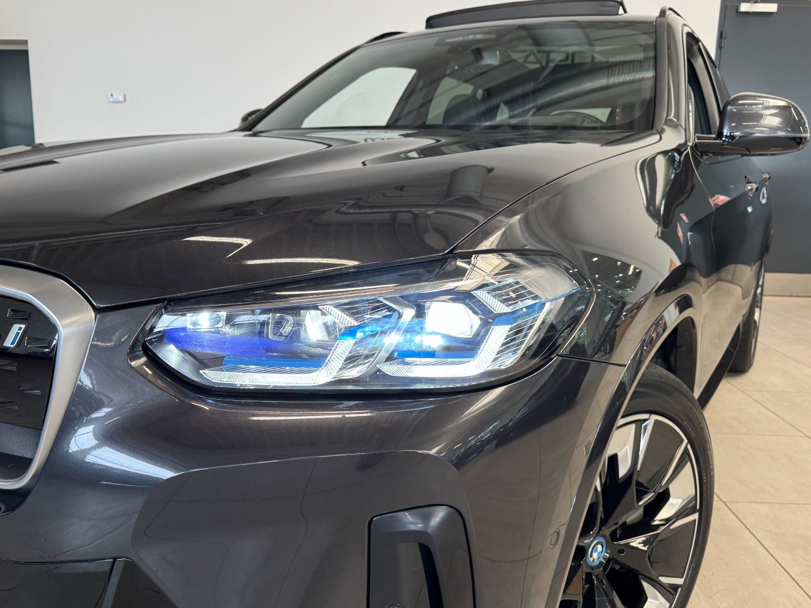 Grå BMW iX3 fra 2025