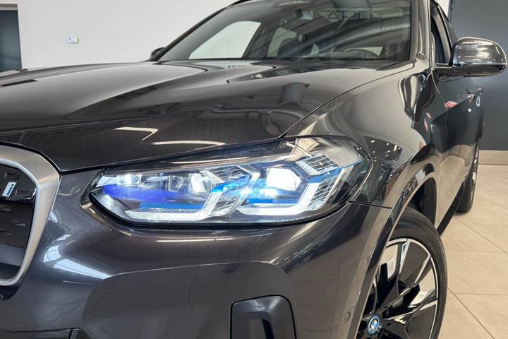 Grå BMW iX3 fra 2025