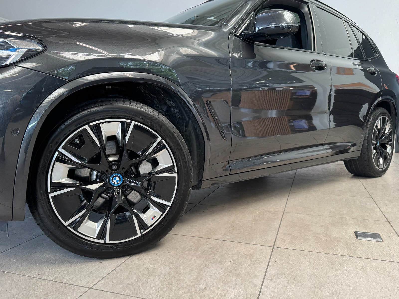 Grå BMW iX3 fra 2025