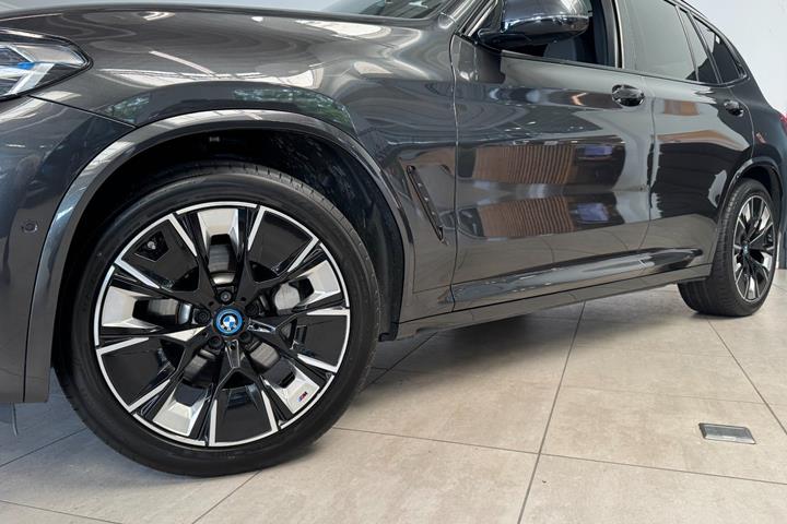Grå BMW iX3 fra 2025