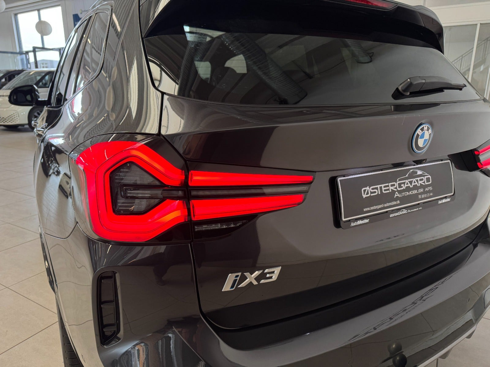 Grå BMW iX3 fra 2025