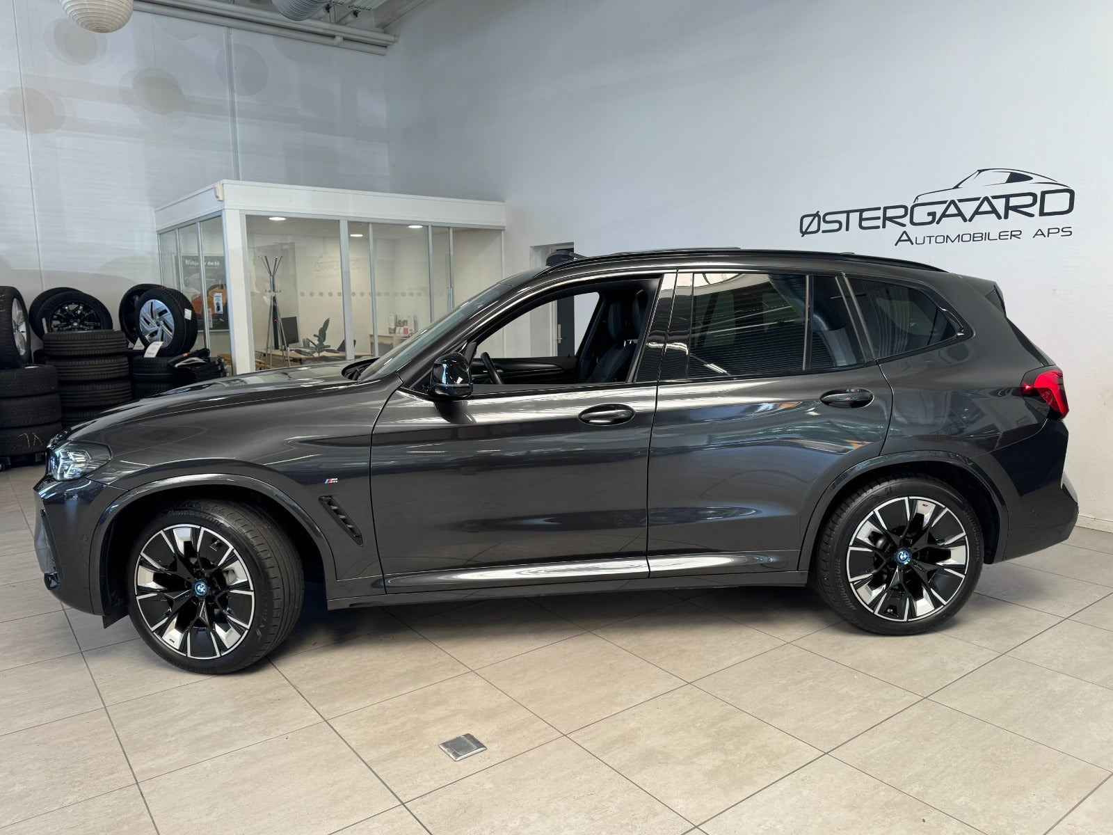 Grå BMW iX3 fra 2024