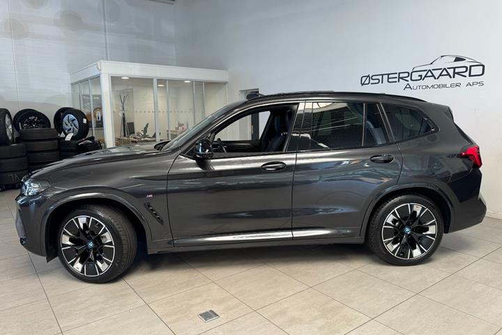 Grå BMW iX3 fra 2024