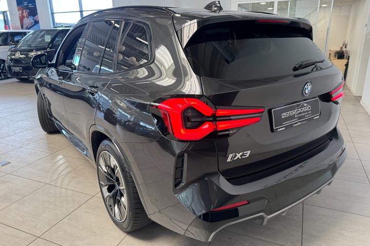 Grå BMW iX3 fra 2024