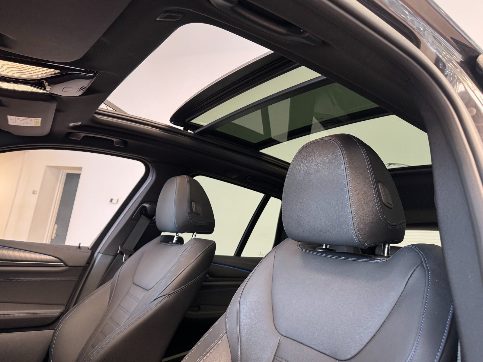 Grå BMW iX3 fra 2024