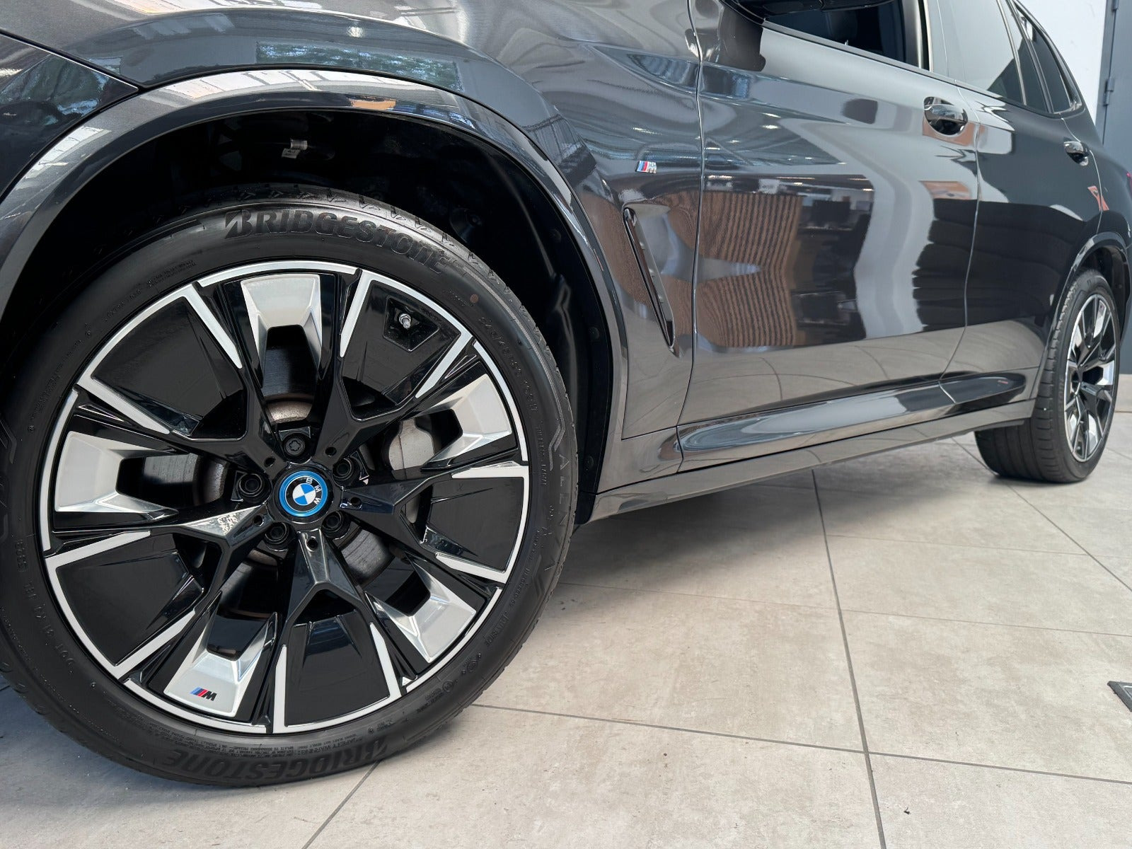 Grå BMW iX3 fra 2024