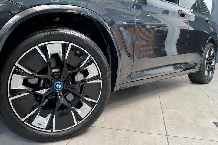 Grå BMW iX3 fra 2024
