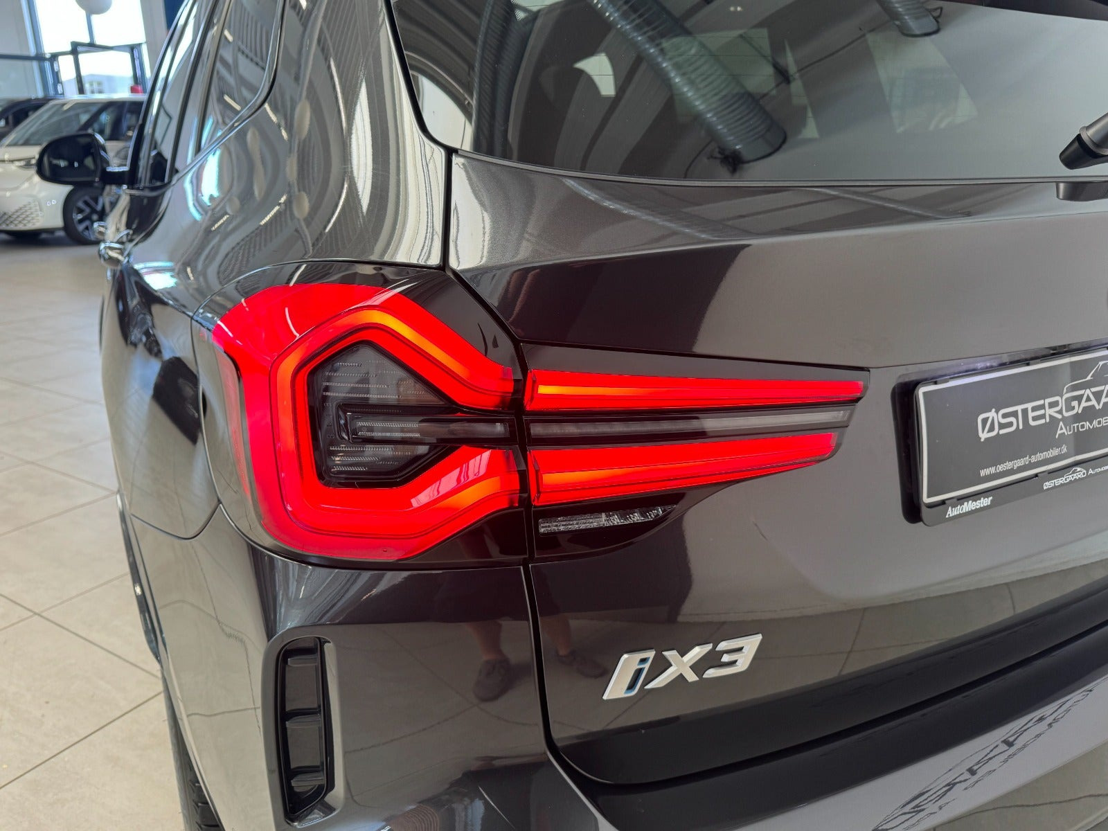 Grå BMW iX3 fra 2024
