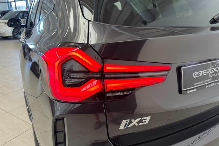 Grå BMW iX3 fra 2024