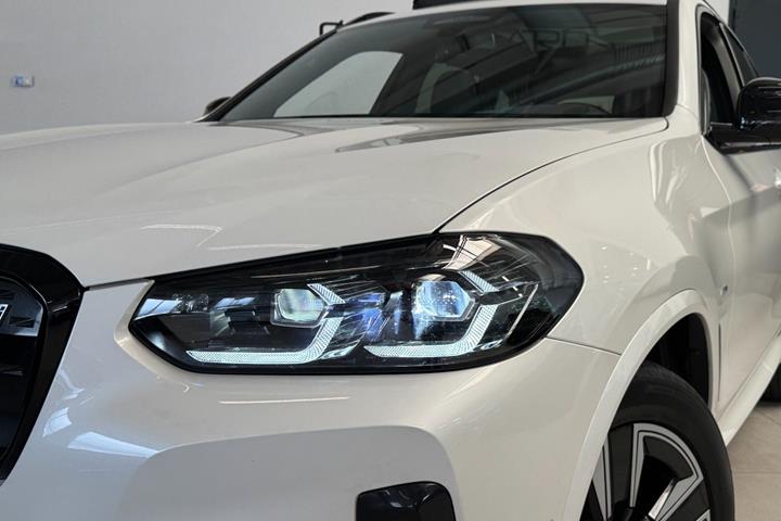 Hvid BMW iX3 fra 2024