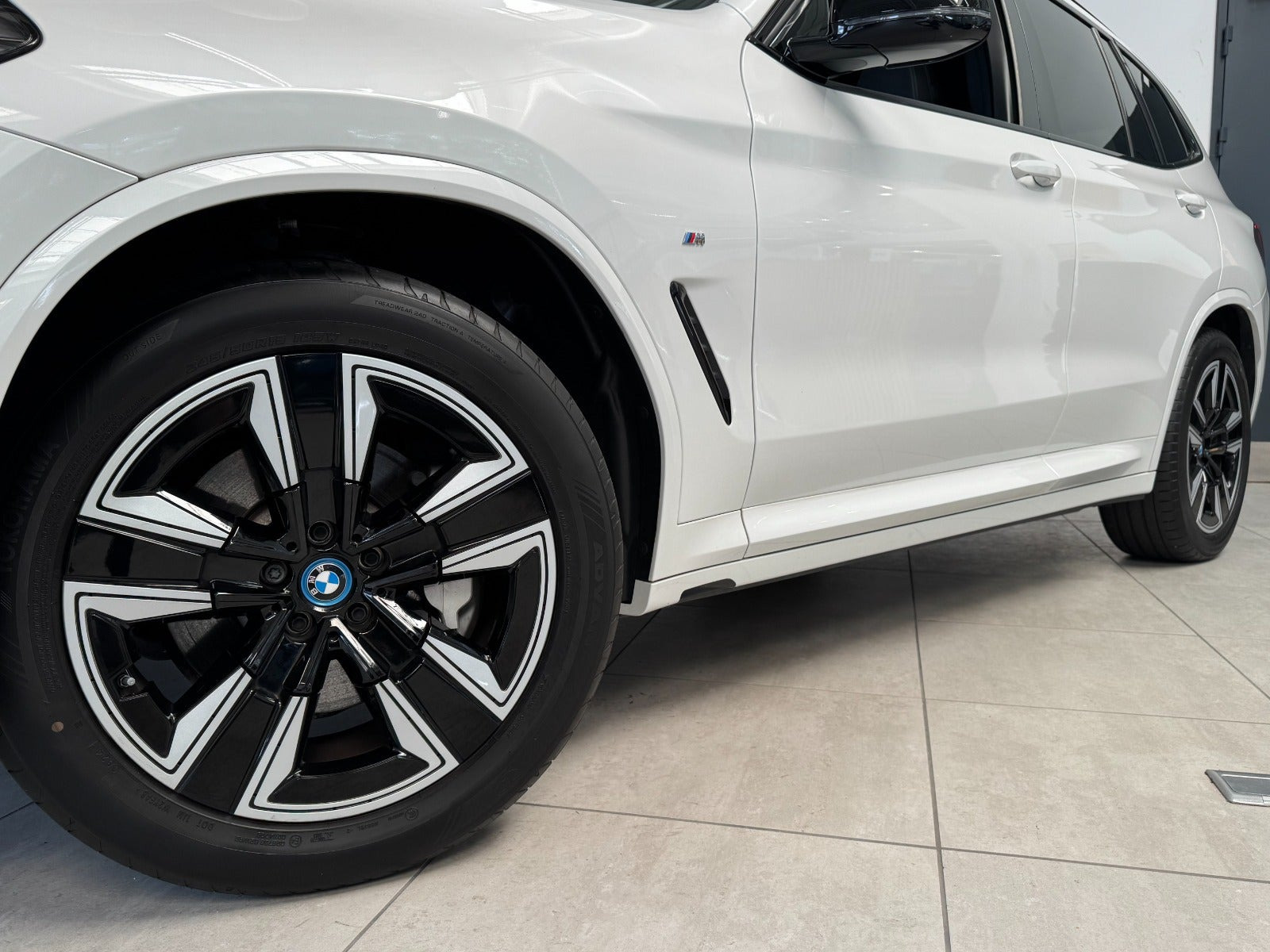 Hvid BMW iX3 fra 2024