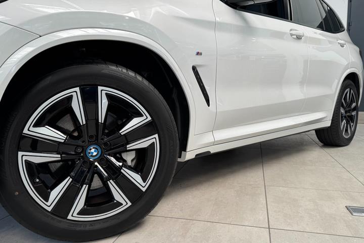 Hvid BMW iX3 fra 2024