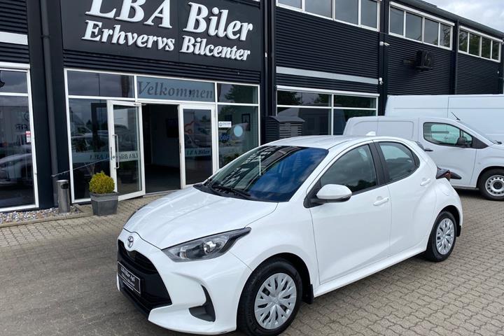 Hvid Toyota Yaris fra 2023 set udefra