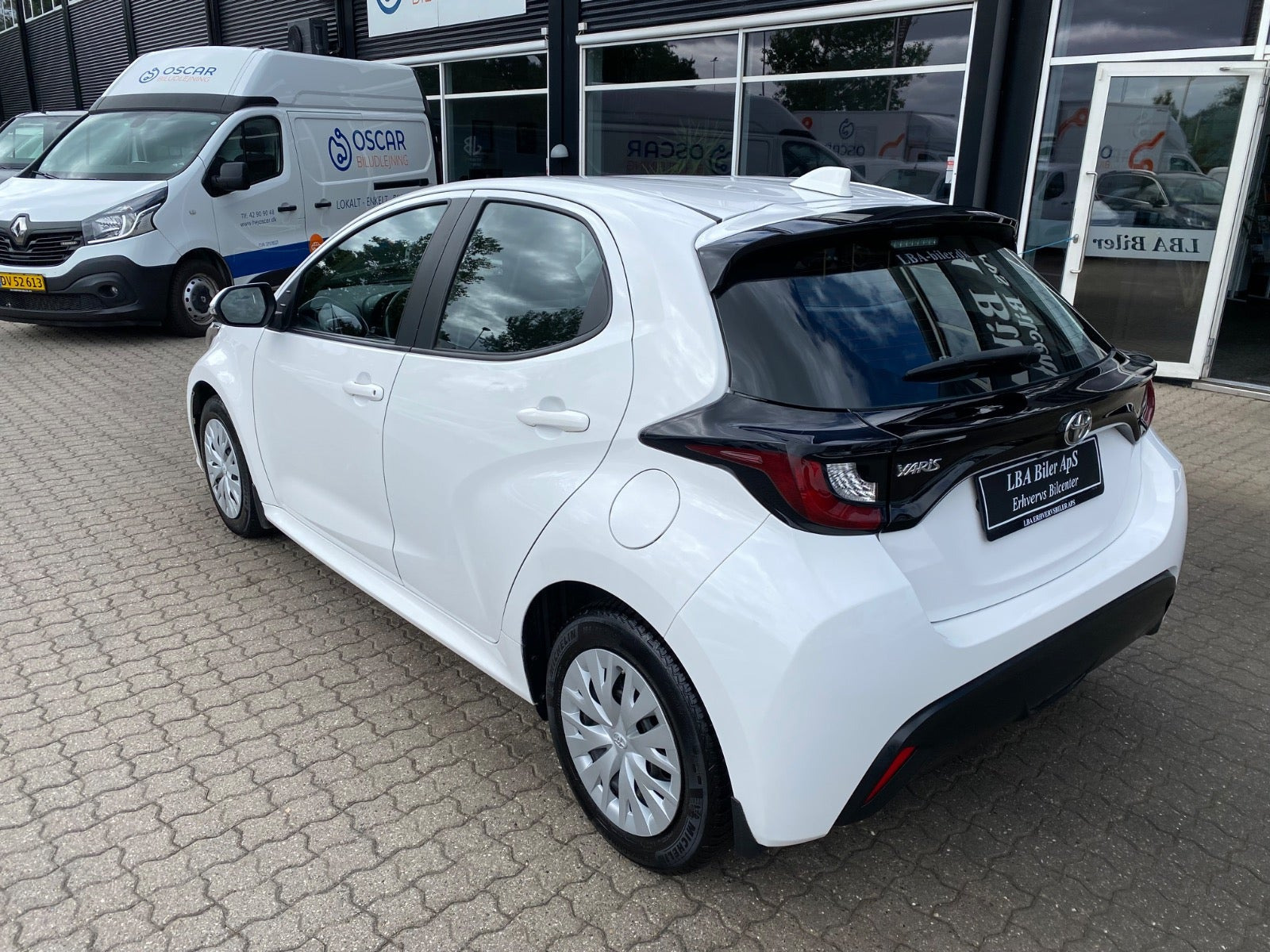 Hvid Toyota Yaris fra 2023