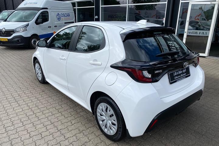 Hvid Toyota Yaris fra 2023