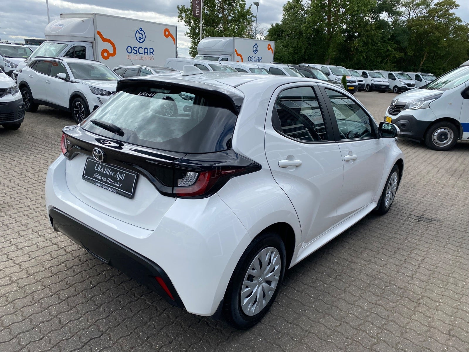 Hvid Toyota Yaris fra 2023