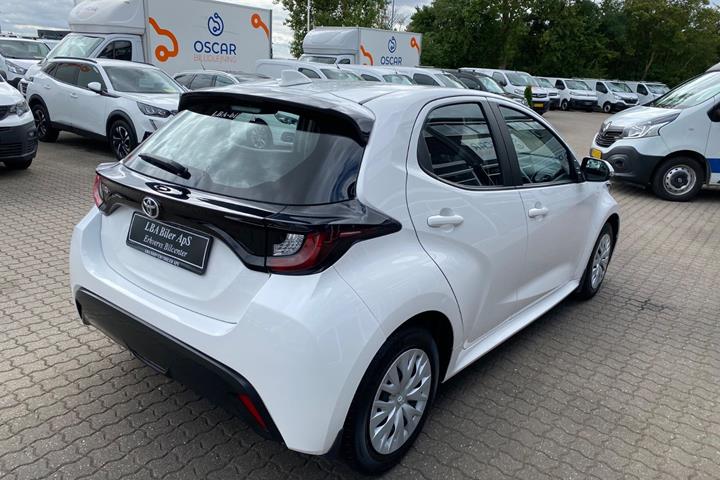 Hvid Toyota Yaris fra 2023