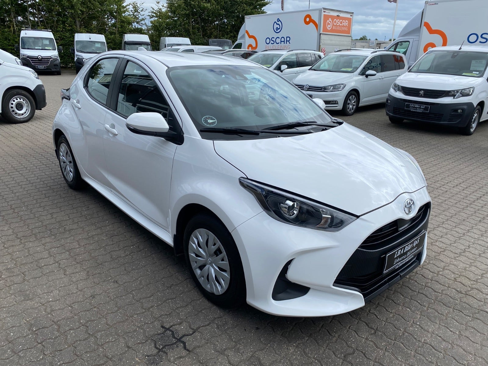 Hvid Toyota Yaris fra 2023