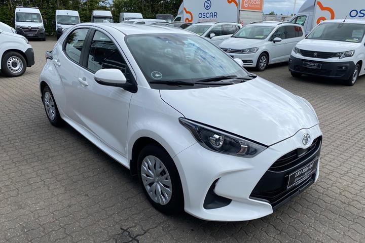 Hvid Toyota Yaris fra 2023