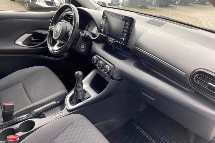 Hvid Toyota Yaris fra 2023