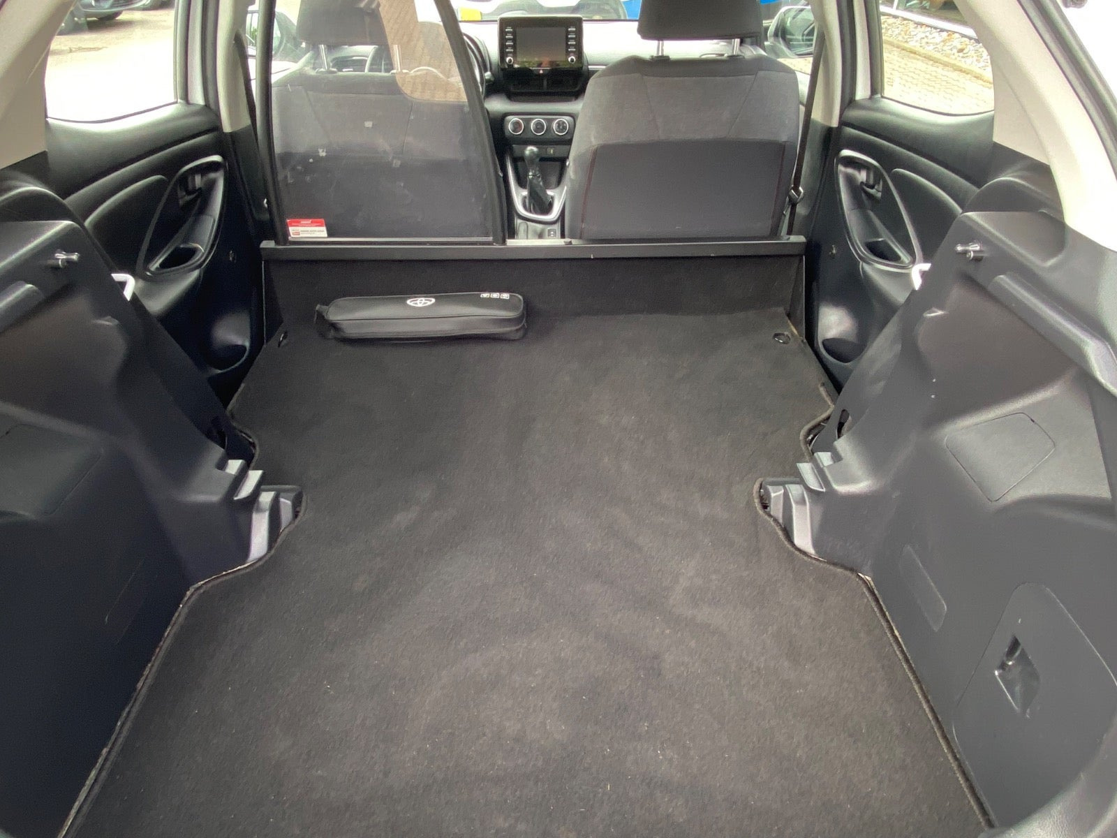 Hvid Toyota Yaris fra 2023