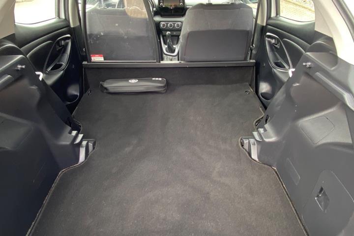 Hvid Toyota Yaris fra 2023