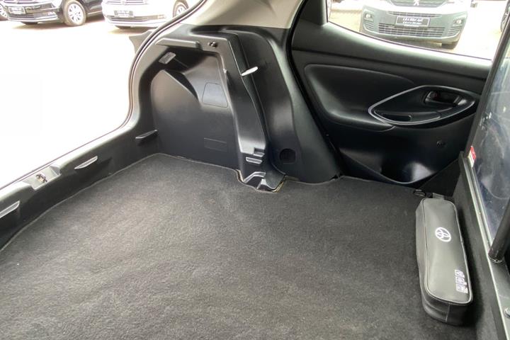Hvid Toyota Yaris fra 2023