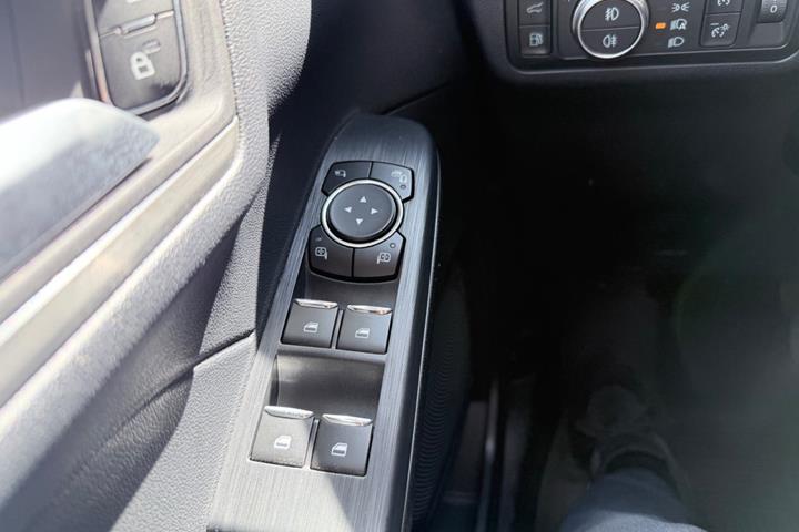 Blå Ford Kuga fra 2021