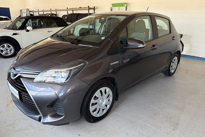 Grå Toyota Yaris fra 2015