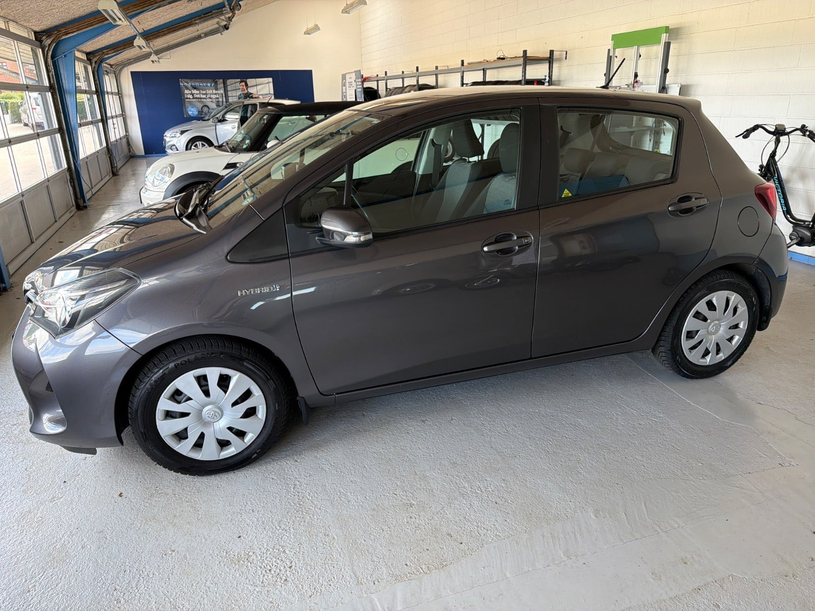 Grå Toyota Yaris fra 2015