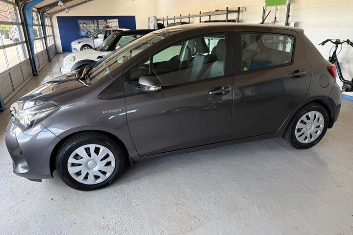 Grå Toyota Yaris fra 2015