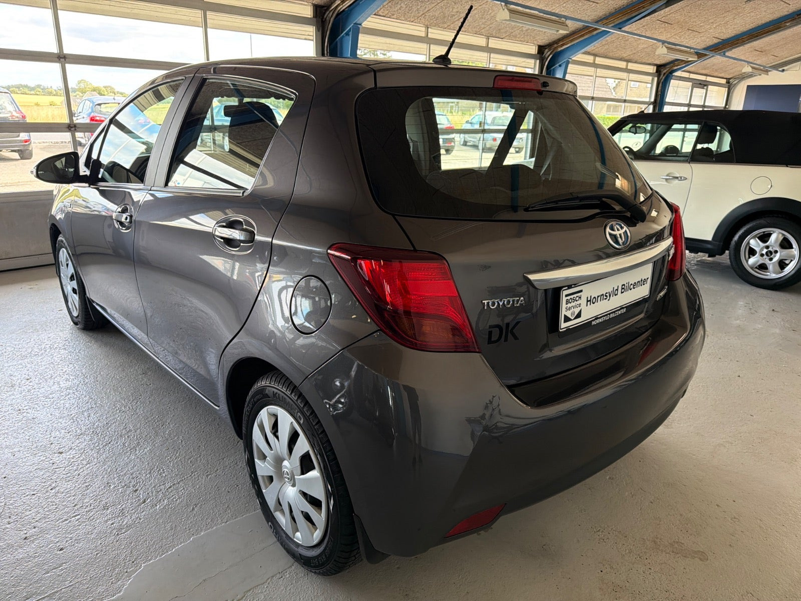 Grå Toyota Yaris fra 2015