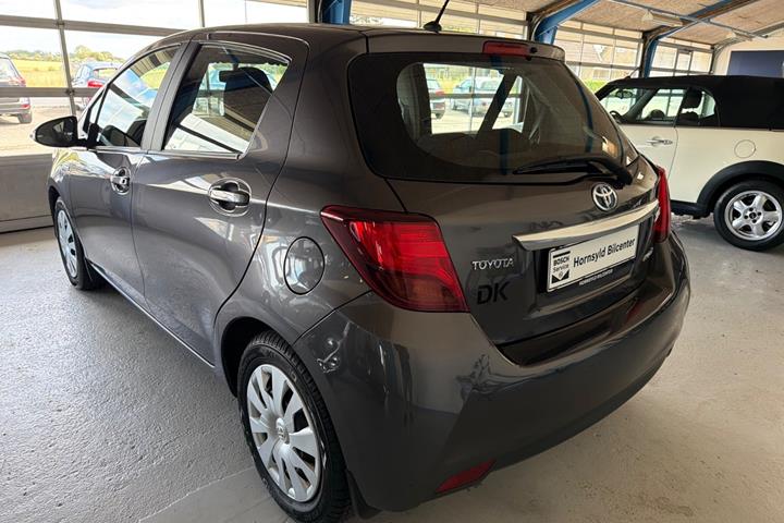 Grå Toyota Yaris fra 2015