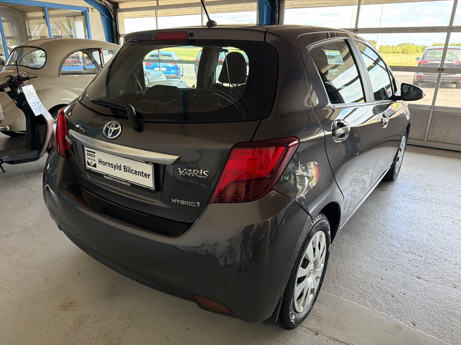Grå Toyota Yaris fra 2015