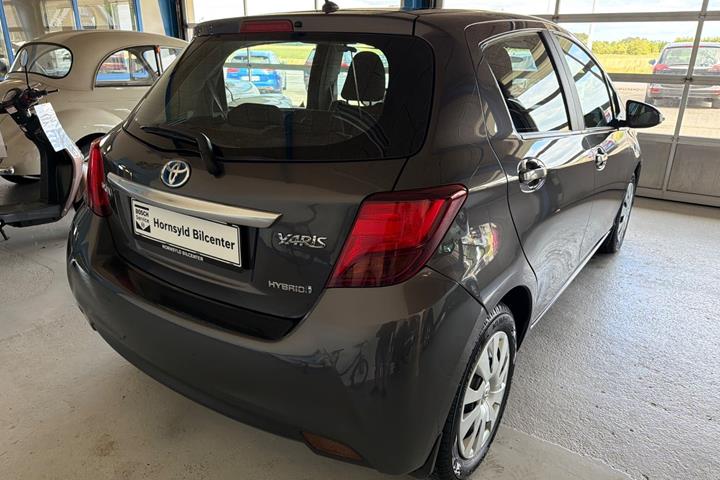 Grå Toyota Yaris fra 2015