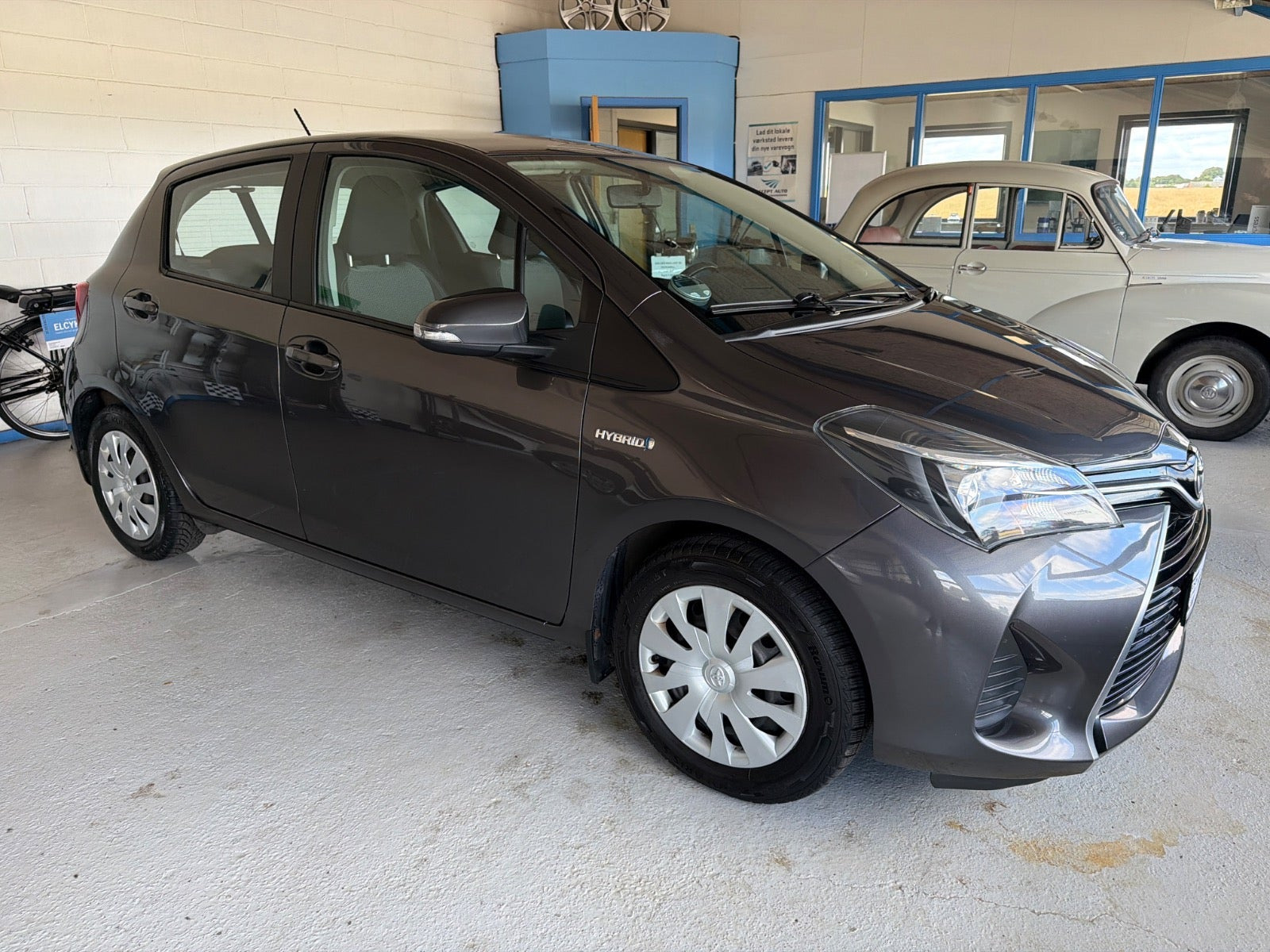 Grå Toyota Yaris fra 2015