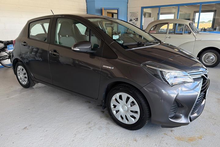 Grå Toyota Yaris fra 2015
