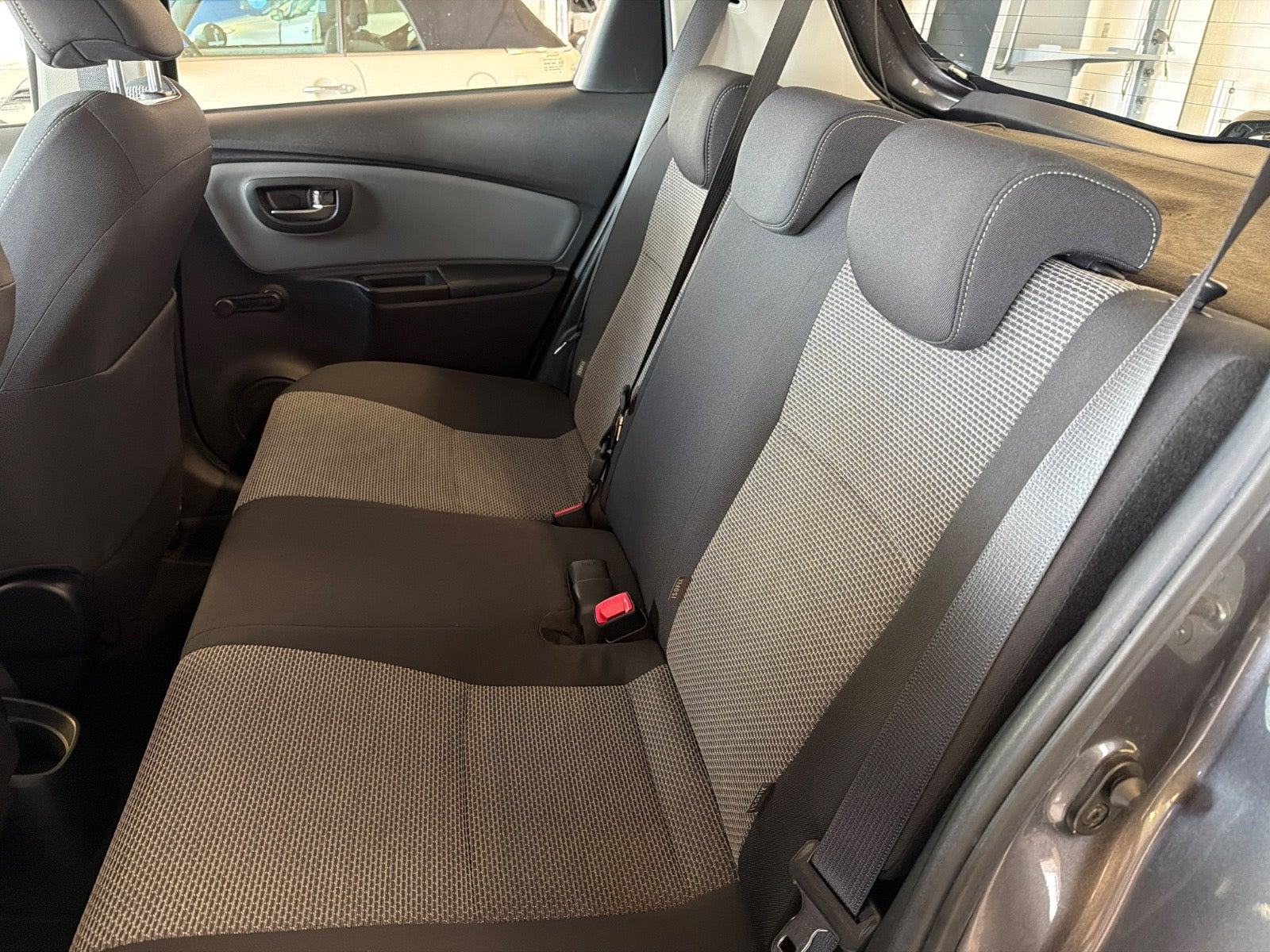 Grå Toyota Yaris fra 2015