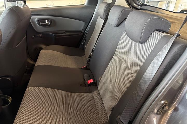 Grå Toyota Yaris fra 2015